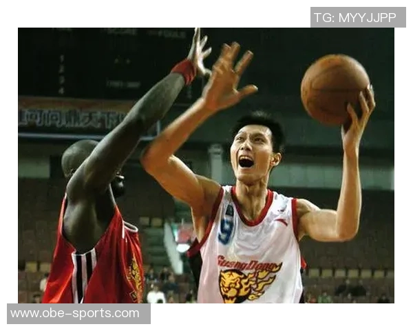 七年前的今天广东男篮球星易建联成功突破CBA万分大关庆祝辉煌成就