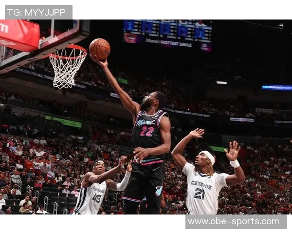 鲍威尔热火首秀表现抢眼28分9板4助比尔低迷仅得5分合力卡登25分